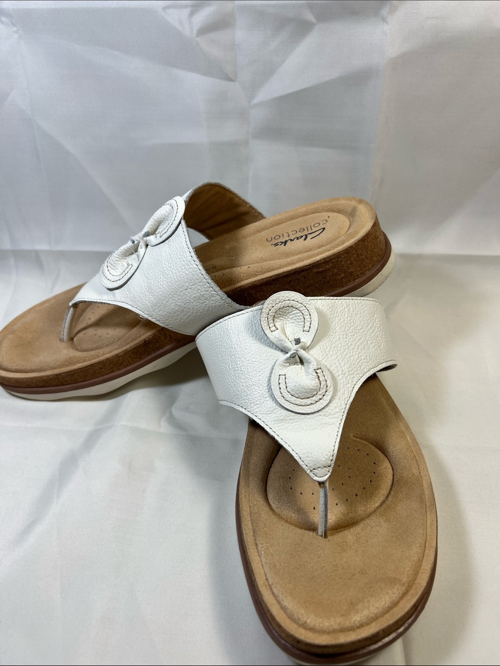 Clarks White Leather Thong Sandals with Decorative Ring Accent